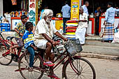 Street life near the Swamimalai temple. Tamil Nadu.